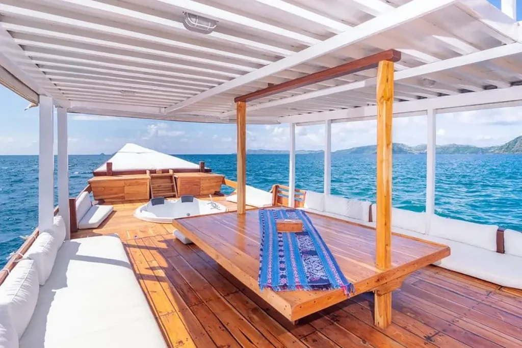 Relax area aboard Malca Voyages (photo: Komodo Luxury)