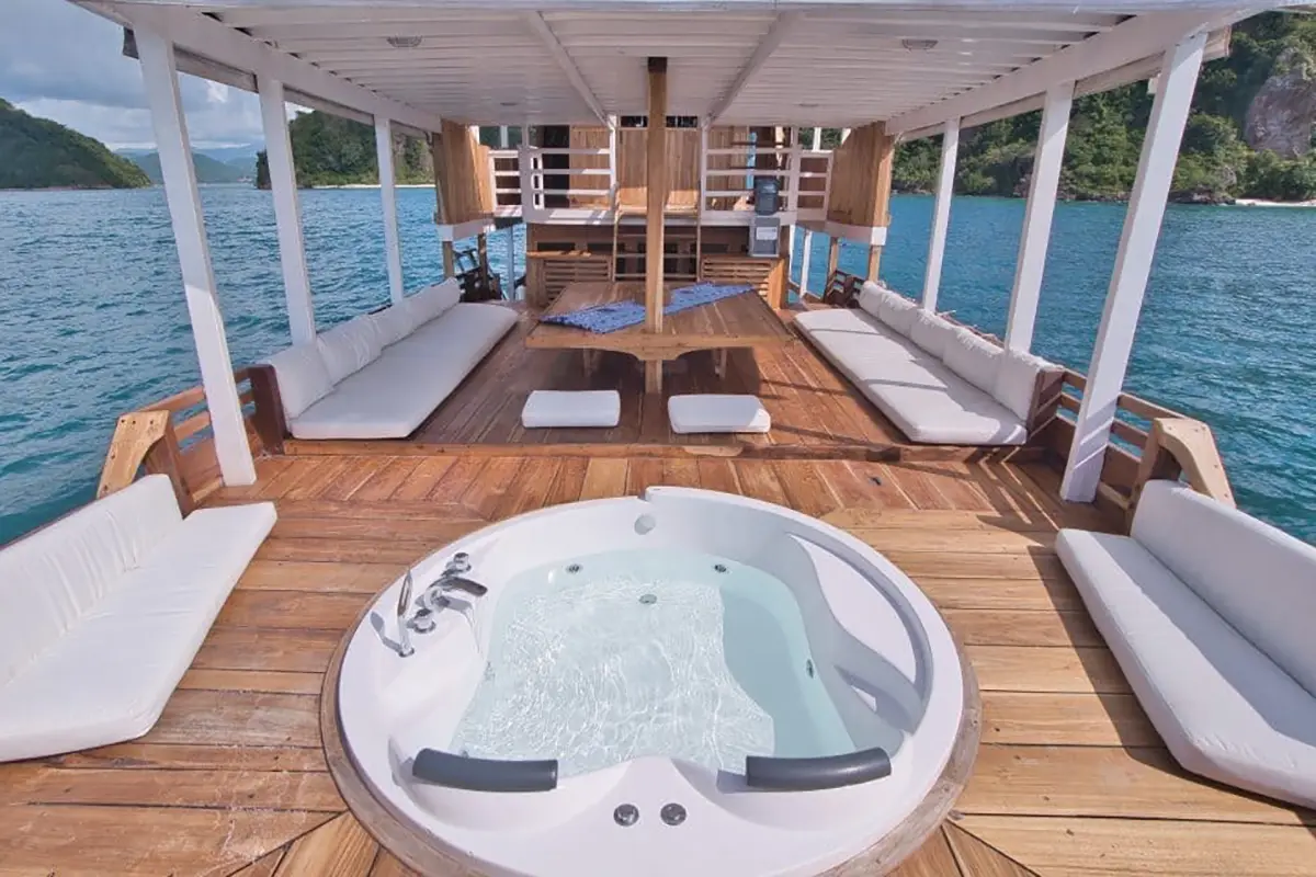 Jacuzzi aboard Malca Voyages
